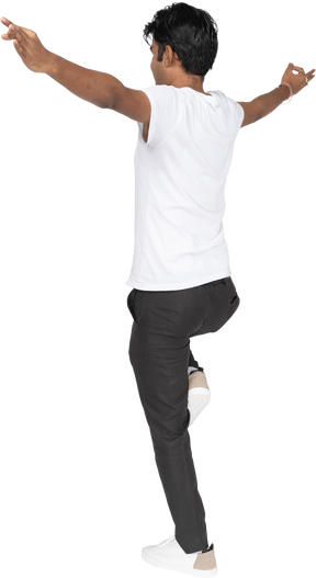 Mann im weißen t-shirt, das yoga tut