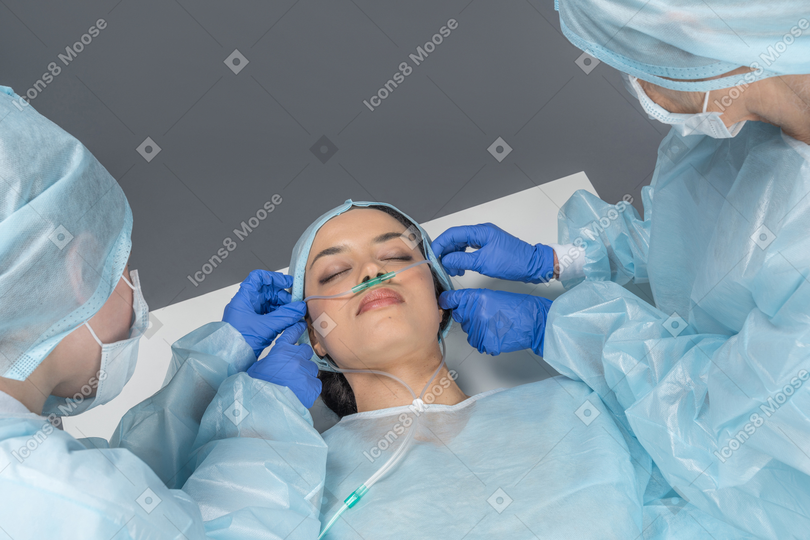 Médicos fazendo os últimos preparativos berofe operação da jovem