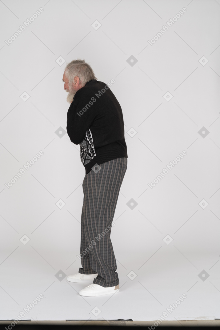 Vista laterale di un uomo anziano proteso in avanti