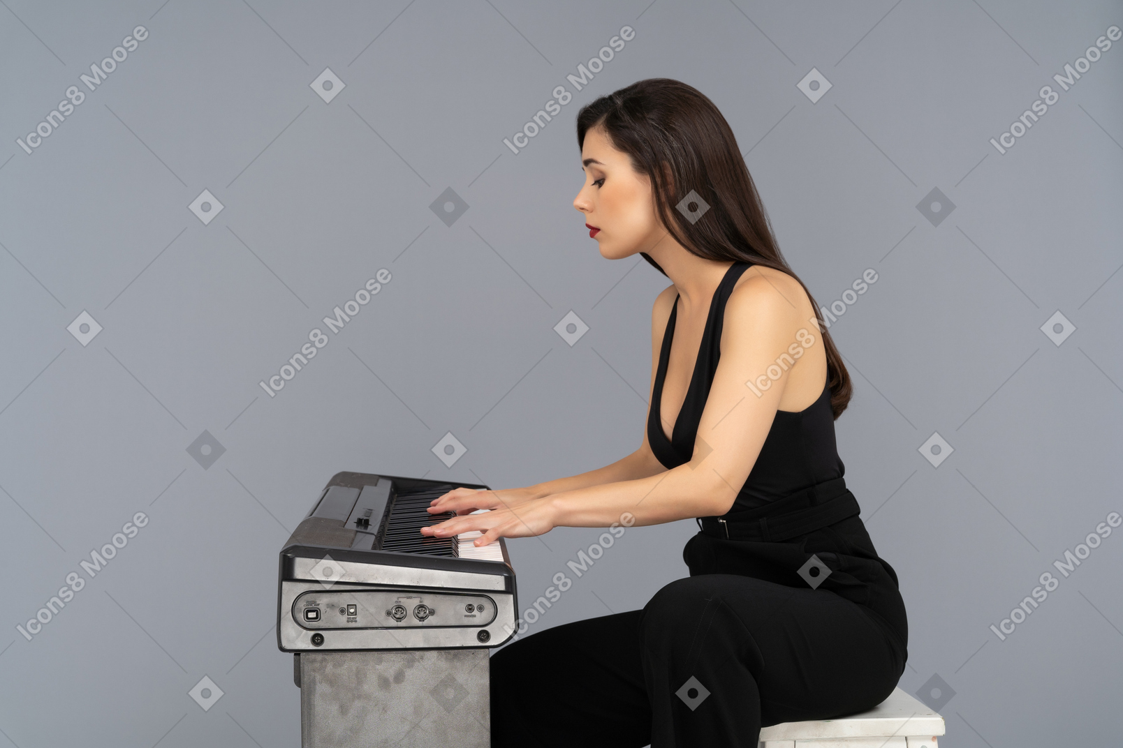 Молодая женщина сосредоточена на игре на фортепиано