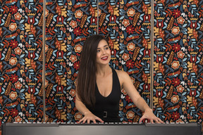 Mujer joven sonriente tomando clase de piano