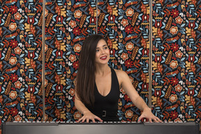 Mulher jovem sorridente, tendo aula de piano