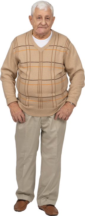 Vista frontal de un anciano con ropa informal haciendo muecas