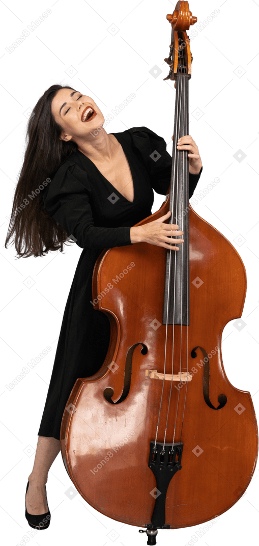 Vue de face d'une jeune femme en robe noire en riant jouant de la contrebasse en se penchant en arrière