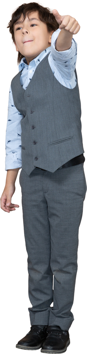 Vista frontale di un ragazzo in abito grigio che mostra il pollice in su
