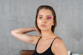 Schöne junge frau mit hellem augen-make-up, das ihr haar fixiert