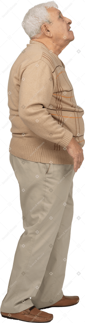 見上げるカジュアルな服装で感動した老人の側面図
