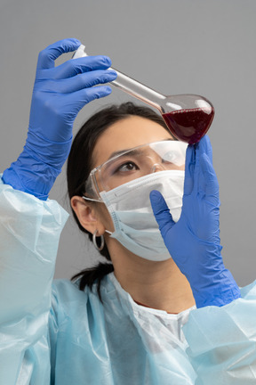 Retrato de trabajador médico con tubo