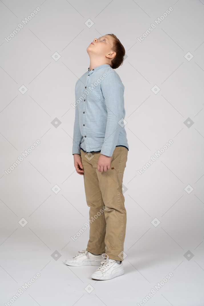 見上げるカジュアルな服装の少年