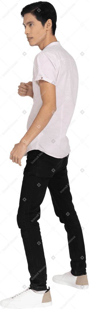 Uomo in abiti casual in piedi