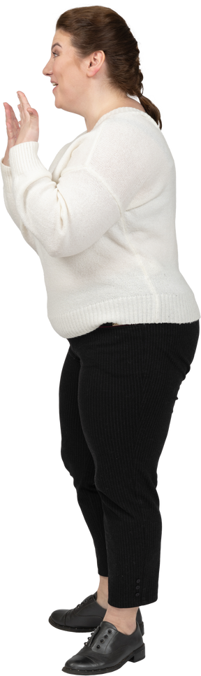 Mujer regordeta extremadamente sorprendida en suéter blanco