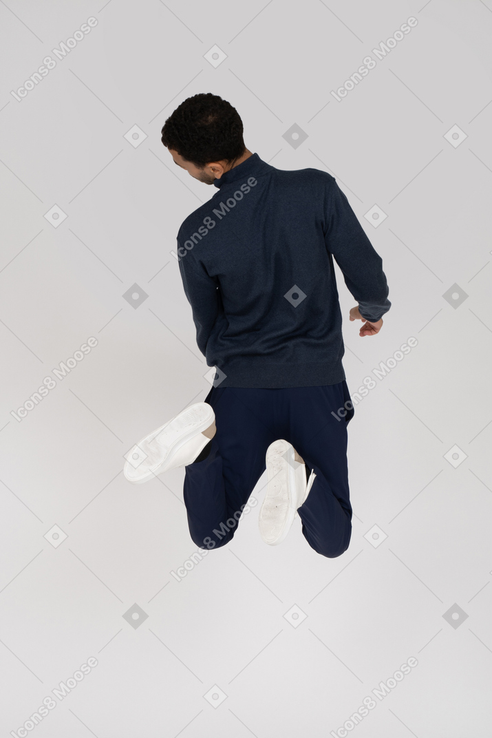 Homem com roupas pretas pulando