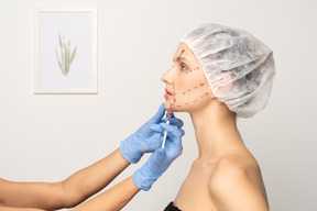 Giovane donna che riceve l'iniezione di botox