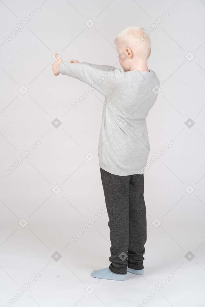 Niño mostrando ambos pulgares hacia arriba