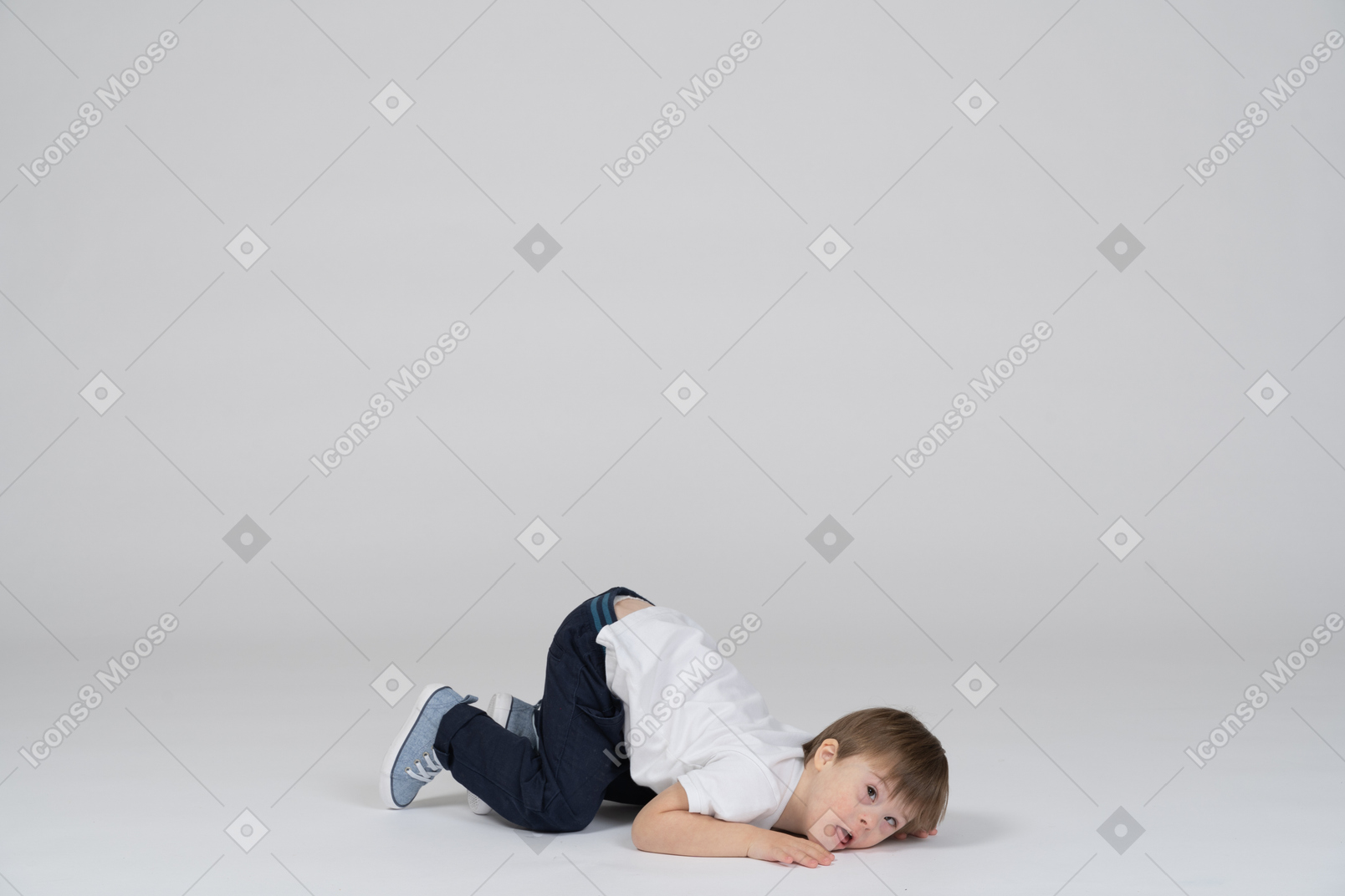 바닥에 엎드려 누워있는 어린 소년