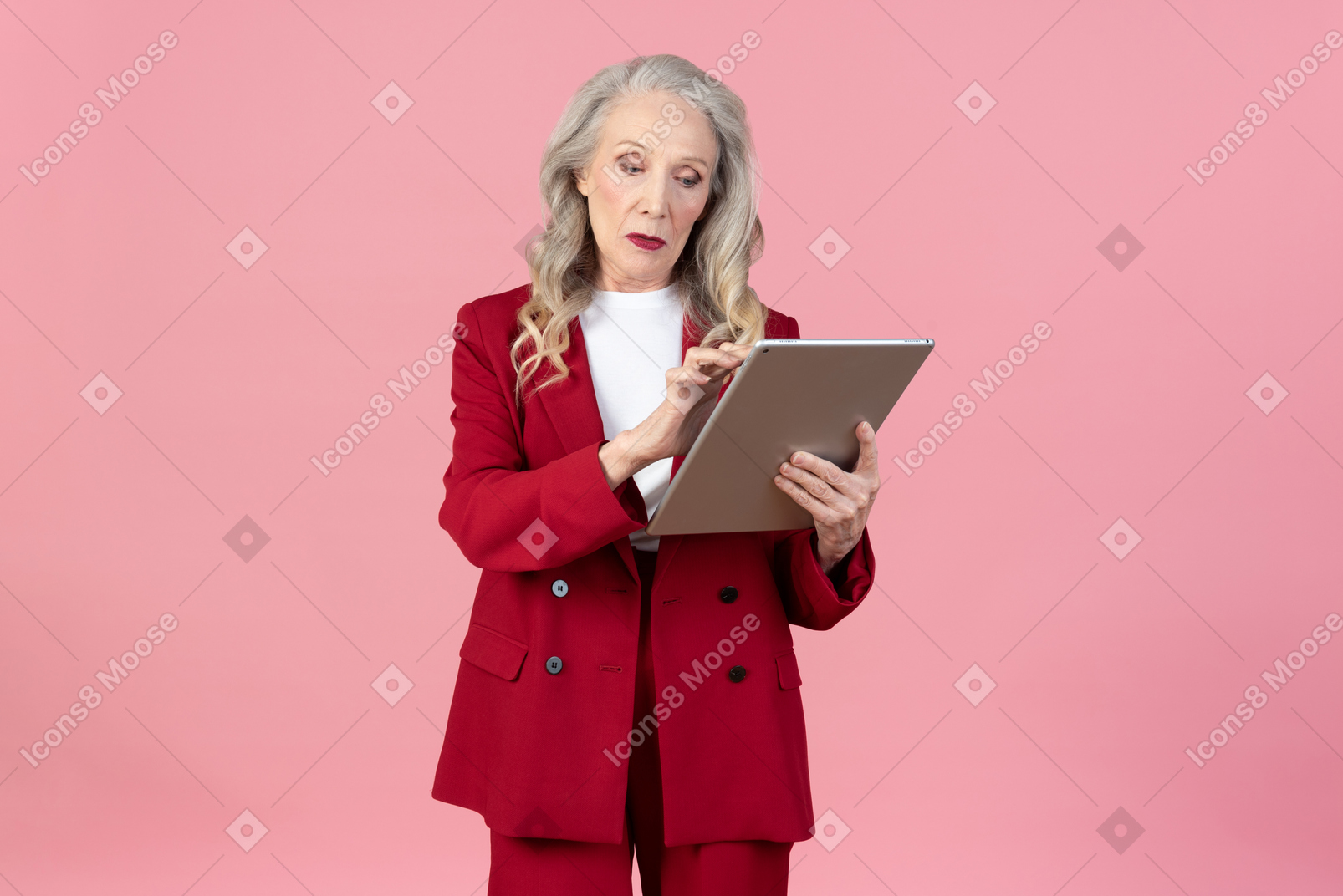 Donna invecchiata dell'ufficio che per mezzo di un ridurre in pani digitale