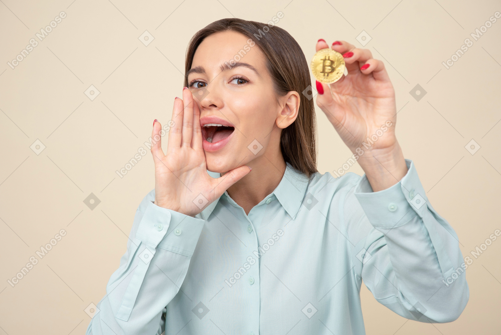 Chica joven atractiva sosteniendo bitcoin y gritando algo