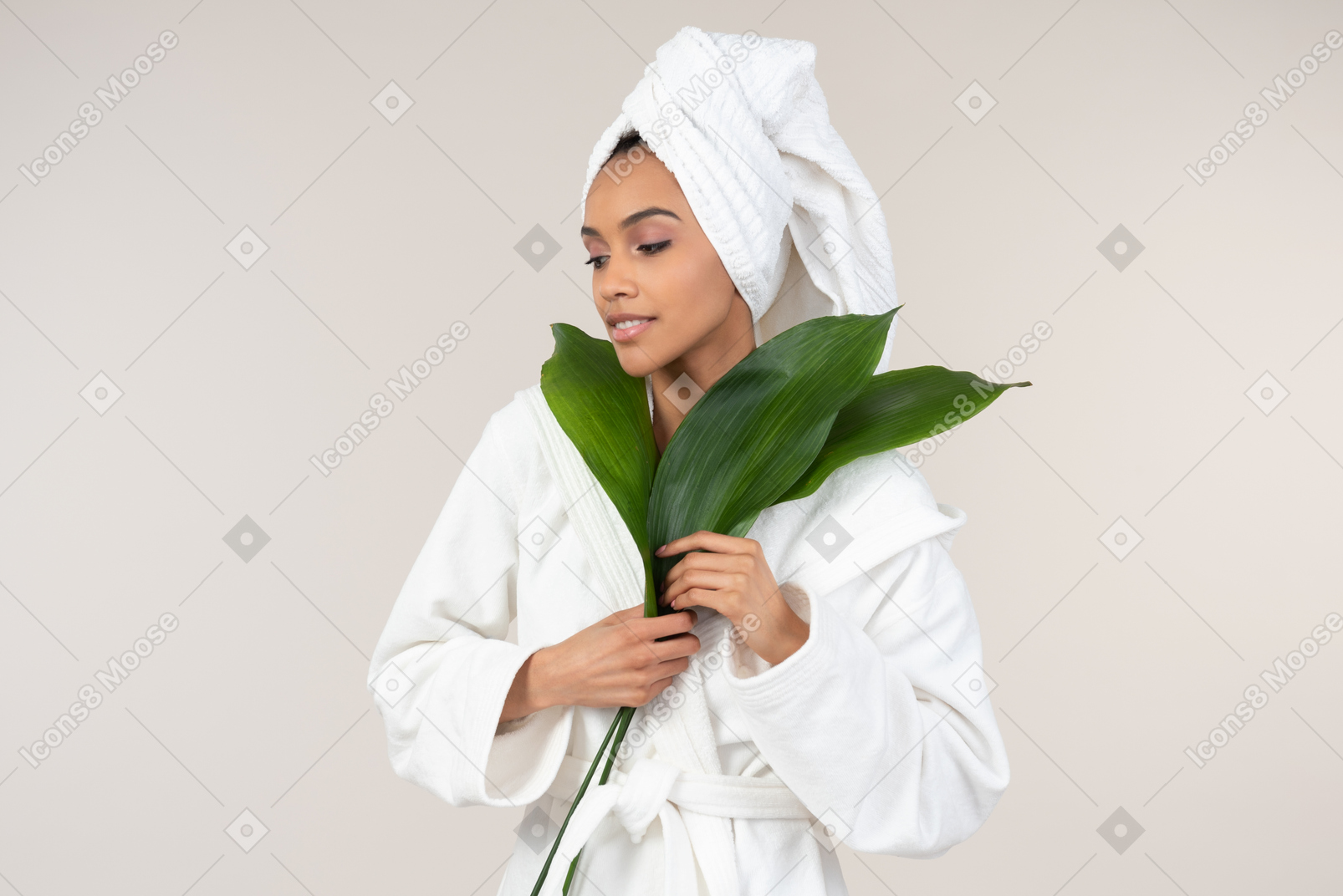 白色浴袍和头巾的黑人妇女享受她的护肤惯例