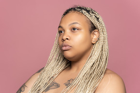 Porträt einer ernsthaften afro-frau mit langen blonden dreads