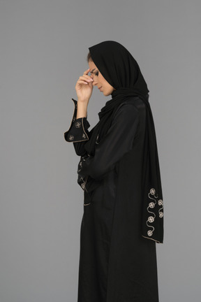 Una donna musulmana riflessiva