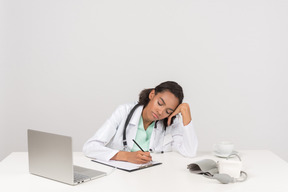 Dottoressa stanca e quasi addormentata