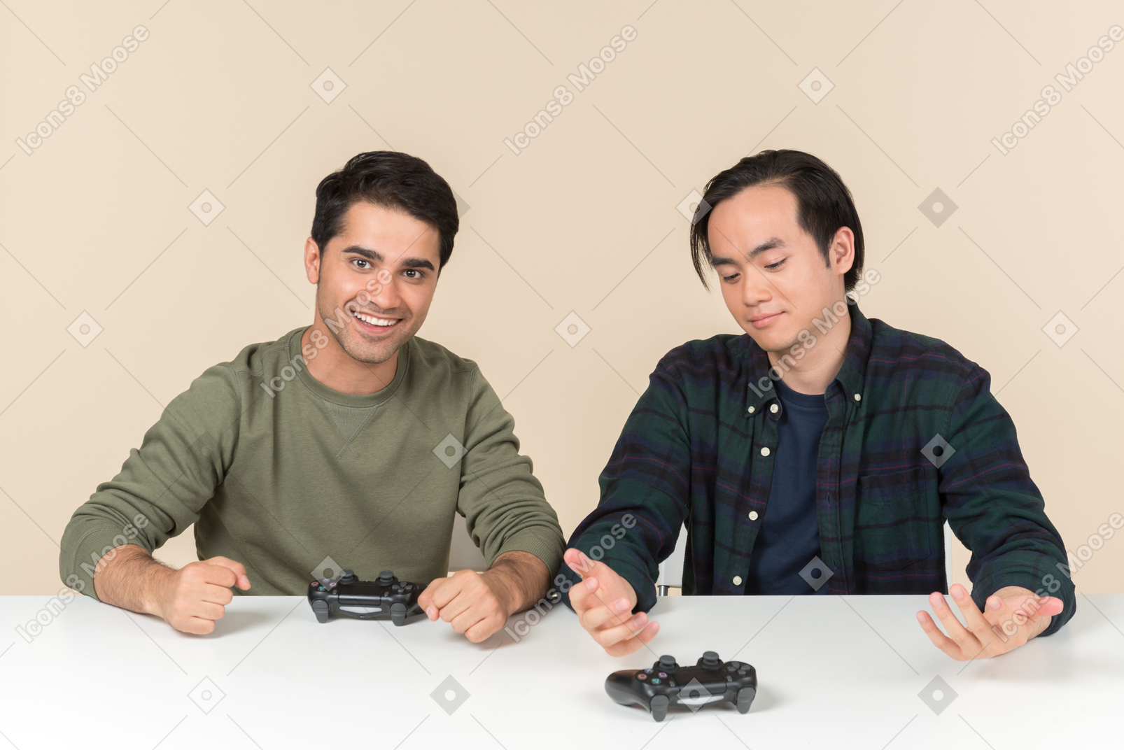 異人種間の友人がテーブルに座ってビデオゲームをプレイ