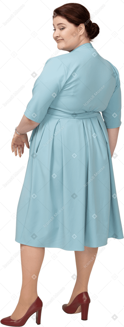 Вид сзади женщины в синем платье
