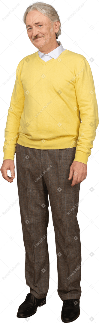 Vue de face d'un vieil homme souriant en pull jaune et regardant la caméra
