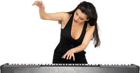 Вид спереди молодой леди в черном платье, играющей на пианино