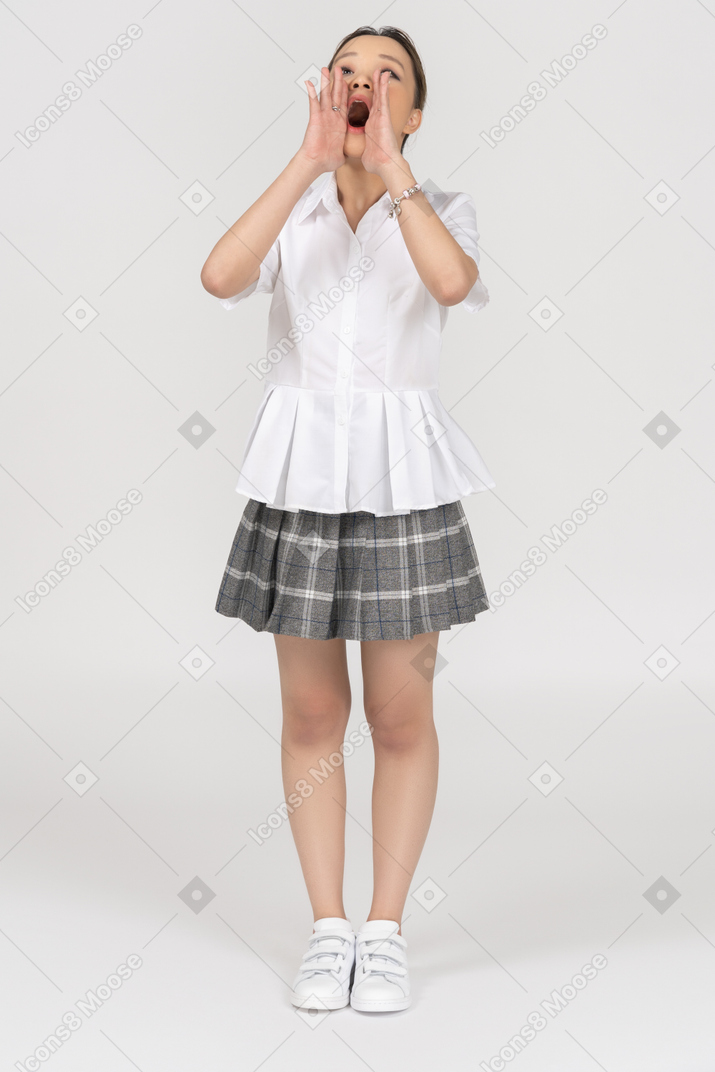 Uma jovem garota asiática falando em voz alta para cima