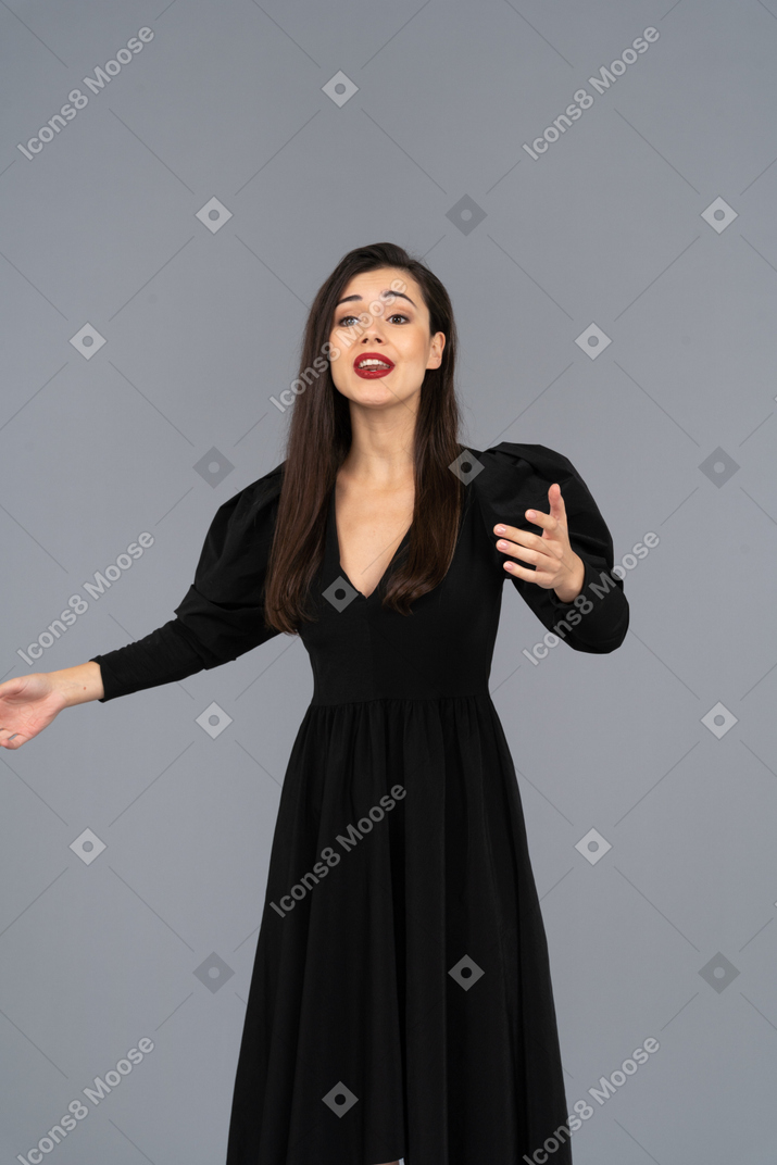 Vista frontal de uma jovem cantora em um vestido preto