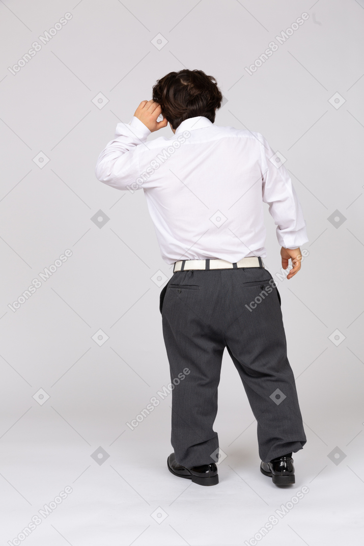 Вид сзади на офисного работника, держащего руку у уха