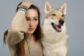 Gros plan, de, a, femme maître, à, elle, chien, deux, regarder appareil-photo