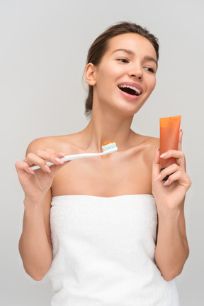 아름 다운 젊은 여자는 그녀의 이빨을 청소하려고