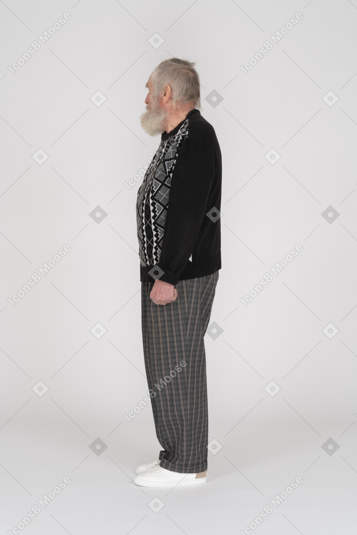 Vue latérale du vieil homme regardant de côté