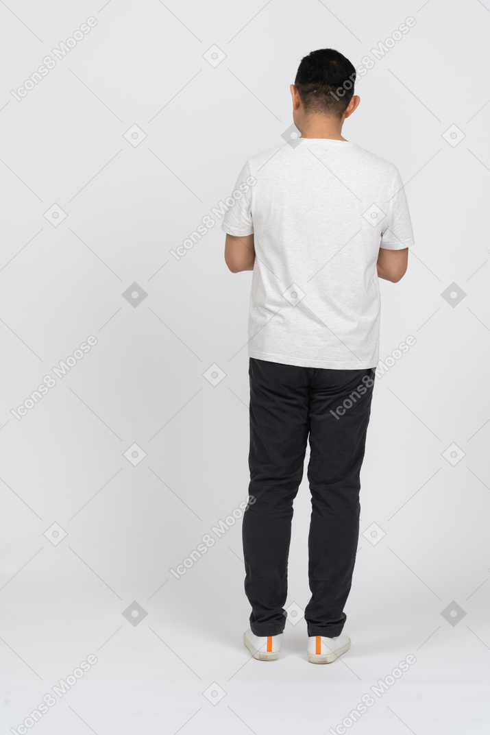 Vista traseira de um homem em roupas casuais