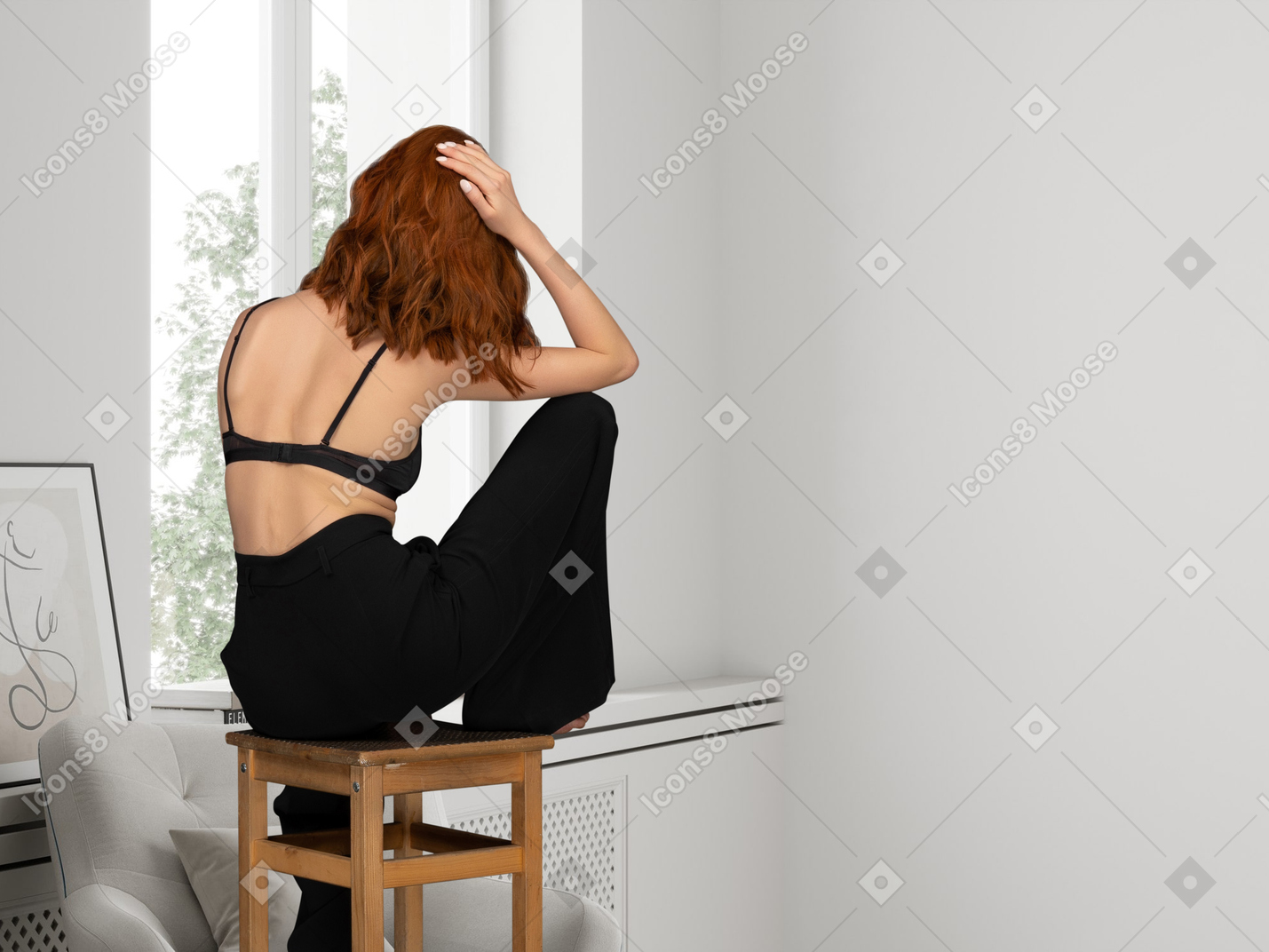 Uma mulher sentada em uma cadeira em uma sala