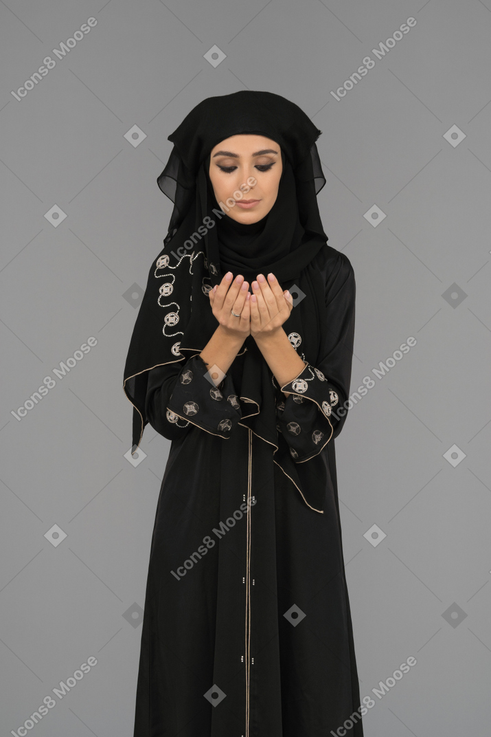 두아를 만드는 젊은 무슬림 여성
