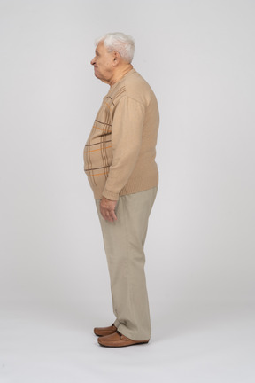プロファイルに立っているカジュアルな服装の老人