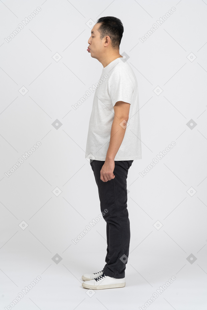 Seitenansicht eines mannes in freizeitkleidung mit zunge