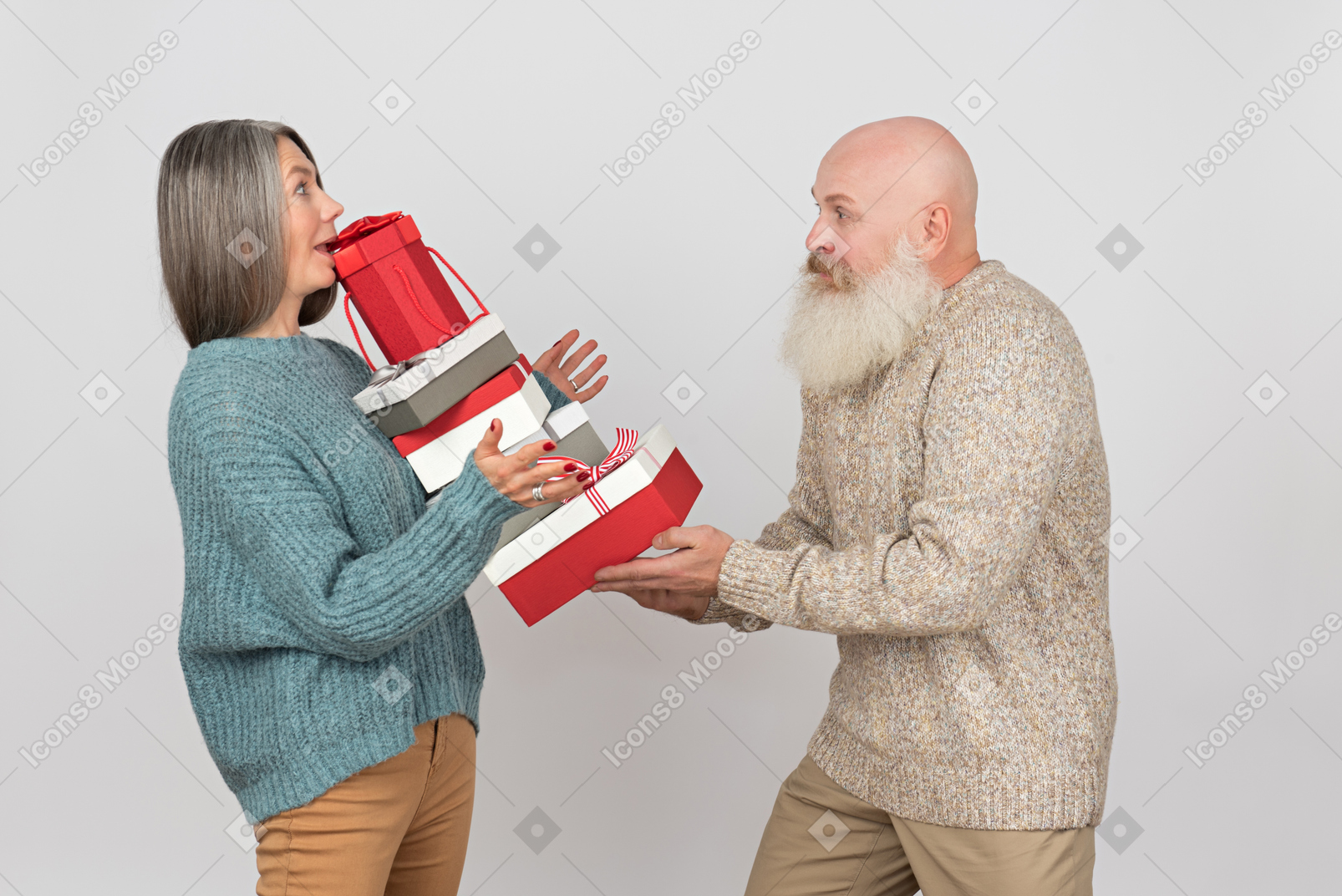 Пожилой мужчина дарит подарки элегантной зрелой женщине