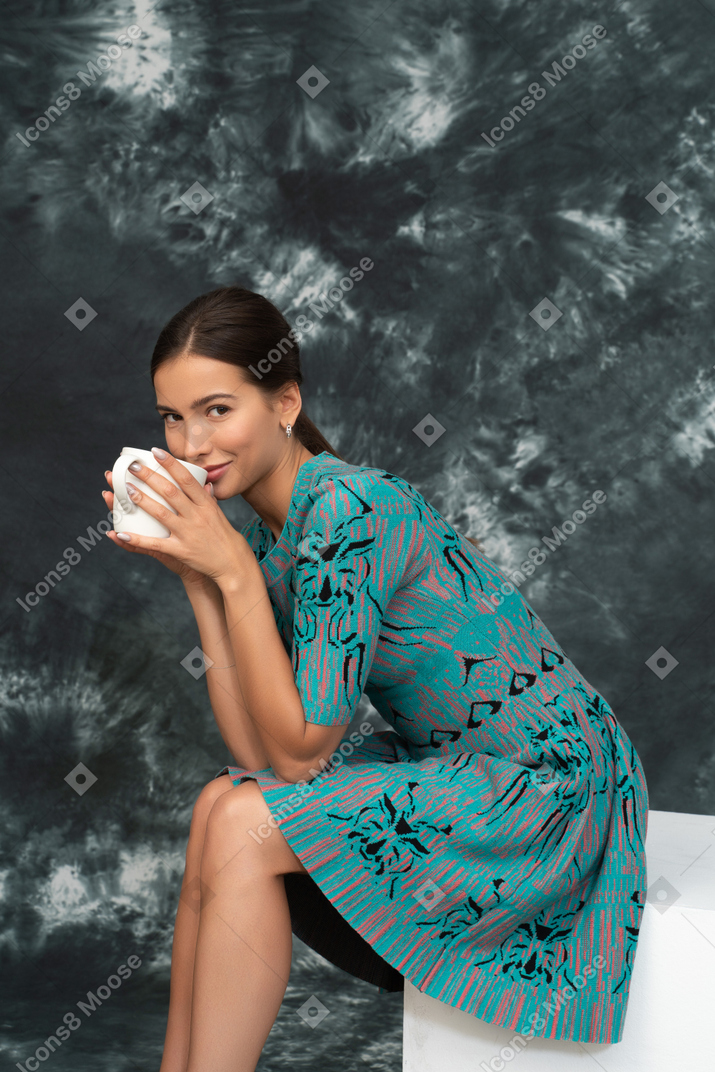 Portrait d'une femme buvant dans une tasse