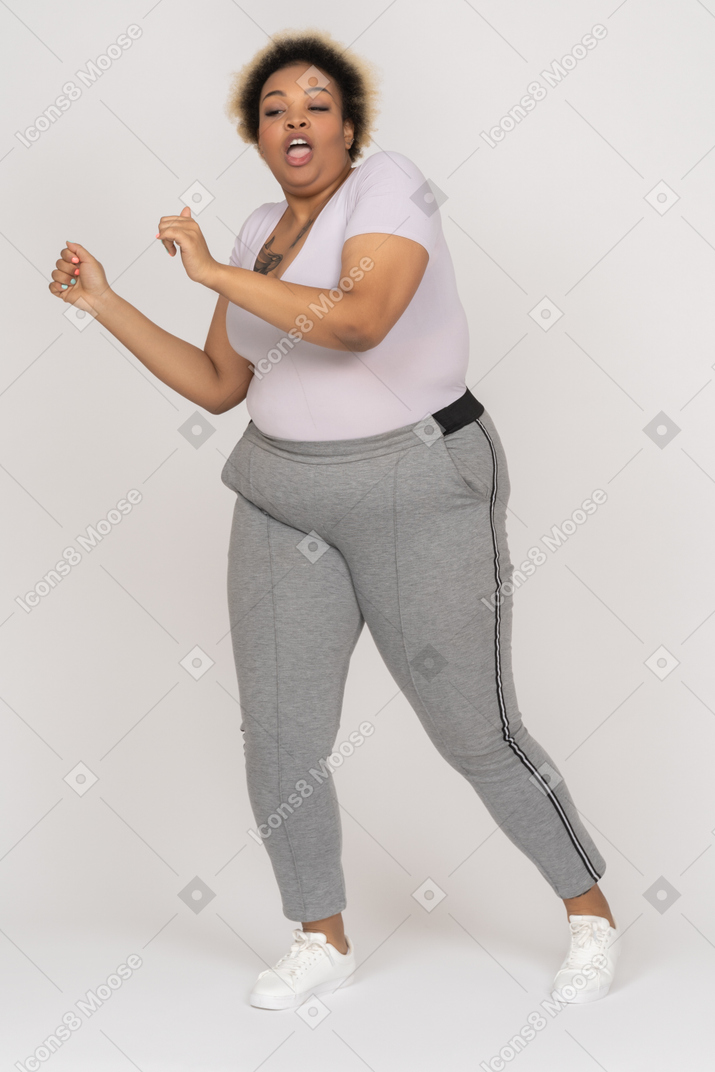 Беззаботная черная женщина танцует под дудку