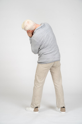 Homme debout dos à la caméra faisant la sieste