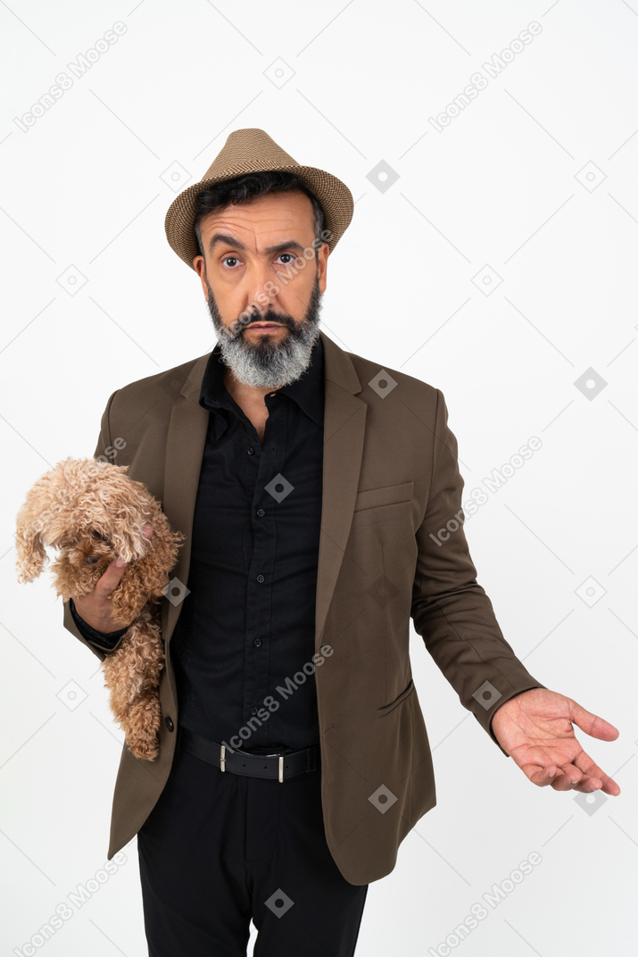 Homem maduro surpreso, segurando um cachorro