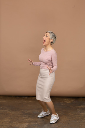 Vista lateral de uma mulher gritando em roupas casuais