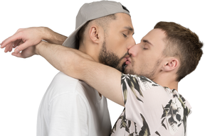 Zwei männer küssen sich