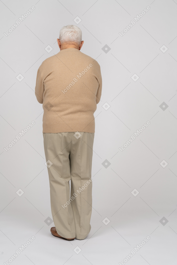 Vista traseira de um velho em roupas casuais