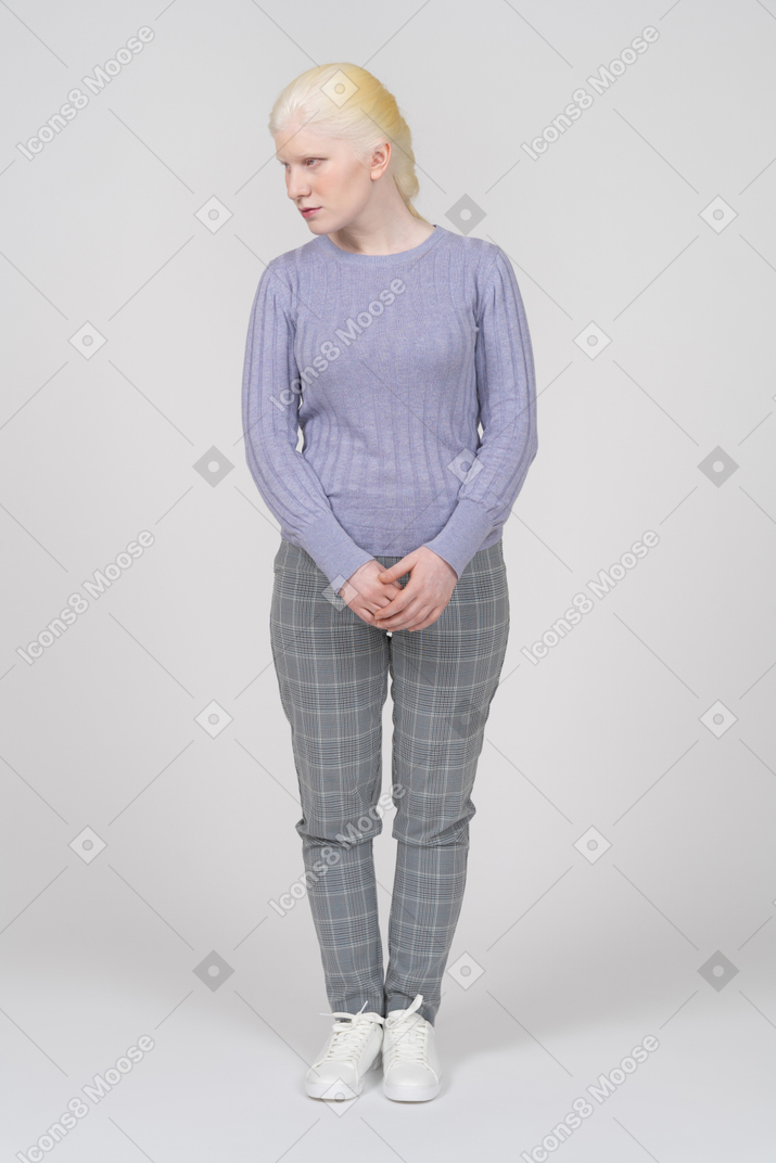 Vista frontal de uma jovem em roupas casuais, olhando para a esquerda