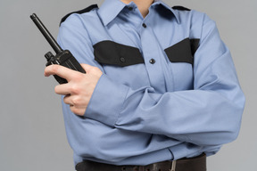 Guardia de seguridad femenina con una radio